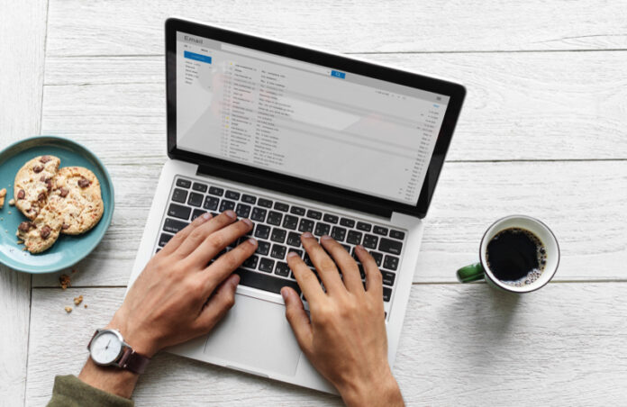 Verbraucher Laptop PC Computer Mail Email Photo by rawpixel on Unsplash