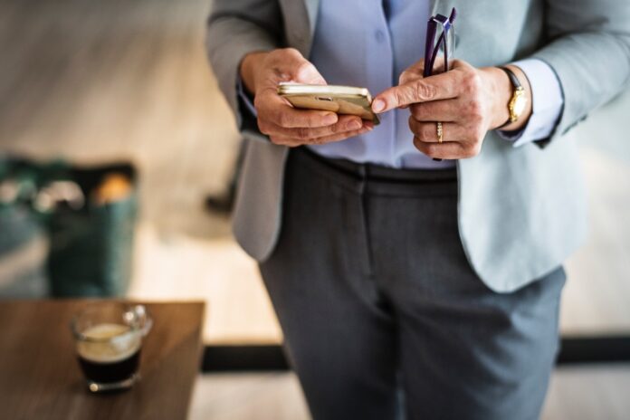 Handy SMS Smartphone Photo by rawpixel on Unsplash