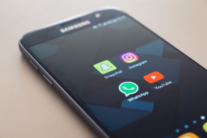 WhatsApp Handy Photo by Christian Wiediger on Unsplash